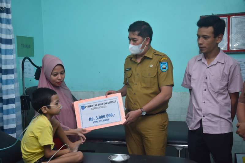 Walikota Deri Asta Salurkan Bantu Biaya Berobat Habib Aqila Warga Dusun Rumbio Silungkang, Senin (10/10)