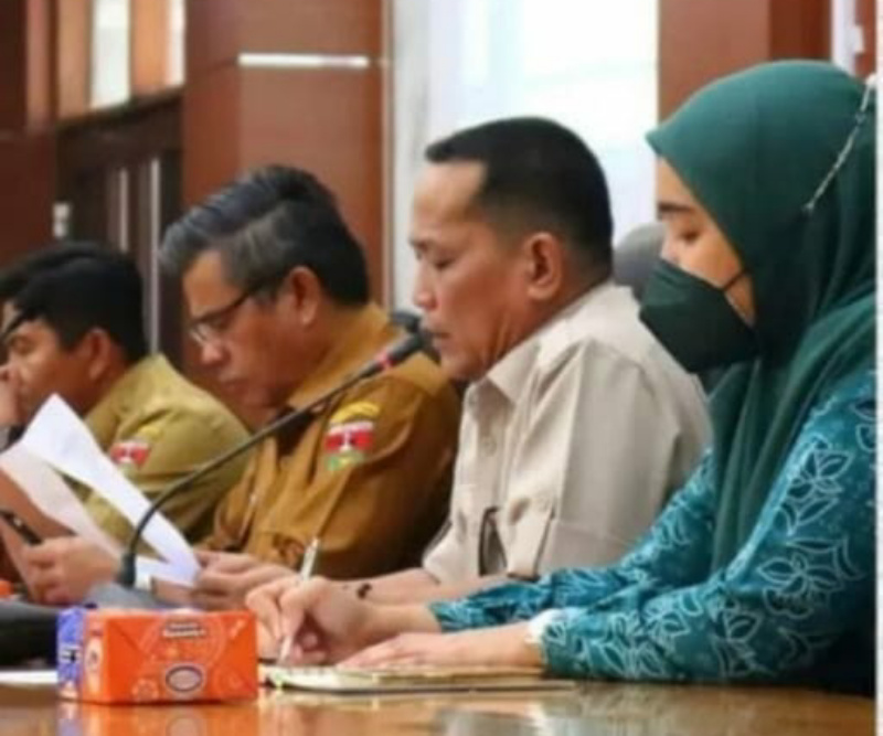 Sekda Bukittinggi Martias Wanto pimpin rapat persiapan Hari Ayam dan Telur Nasional 2022