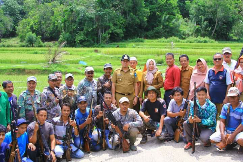 Walikota Deri Asta Berburu Hama Tupai Bersama Warga di Talawi, Selasa (11/10)