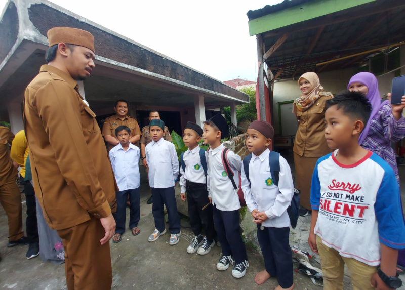 Wako Bukittinggi Erman Safar bersama pelajar