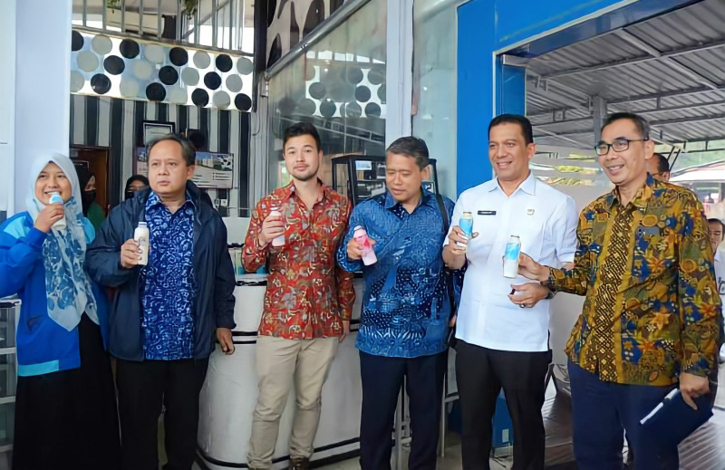 Rombongan Kemenko disalah satu peternakan sapi di Kota Padang Panjang.