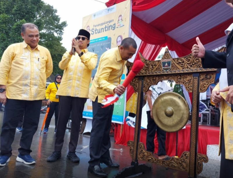 Wagub Audy Joinaldy saat pencanangan program keluarga sehat dan cerdas dengan konsumsi ayam dan telur