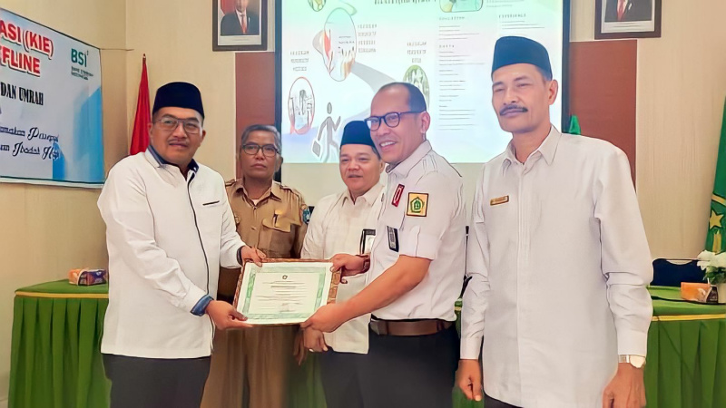 Analis muda Ditjen PHU Kemenag RI Rangkuti  Berikan Penghargaan Kepada H. Jaswandi Atas Hibah Tanah Pembangunan Gedung Pelayanan Haji Di Sawahlunto, Selasa (18/10)