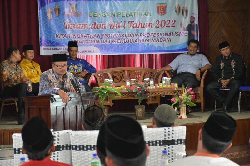 Bupati Agam, Dr H Andri Warman saat membuka pelatihan imam dan dai