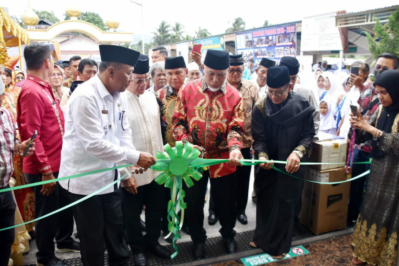 Gunernur Sumbar, Mahyeldi saat meresmikan Masjid Raya Lubuk Basung