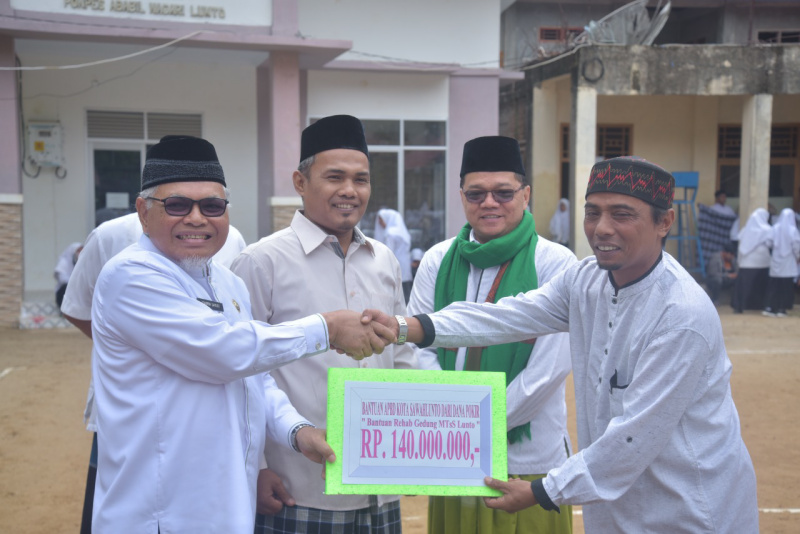 Wakil Wali Kota Sawahlunto Zohirin Sayuti menyerahkan secara simbolis bantuan untuk Yayasan Ababil Lunto saat menjadi inspektur upacara Hari Santri Nasional Tingkat Kota Sawahlunto, Sabtu (22/10)