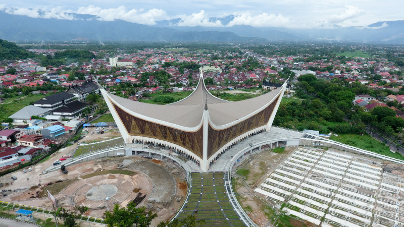 Bangunan Masjid Raya Sumbar yang megah dan kokoh dibangun menggunakan produk  Semen Padang, produk asli Indonesia.