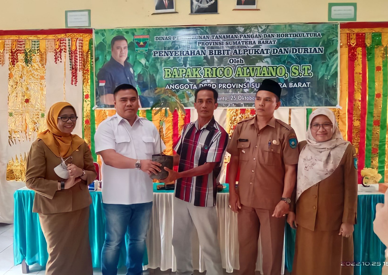 Penyerahan Bibit Alpukat dan Durian Oleh Rico Alviano Anggota DPRD Sumbar di Desa Lunto Timur Kota Sawahlunto, Selasa (25/10)
