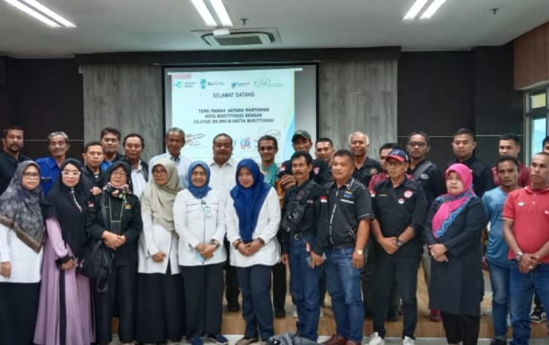 Foto Manjement RSOMH Bukittinggi bersama wartawan.