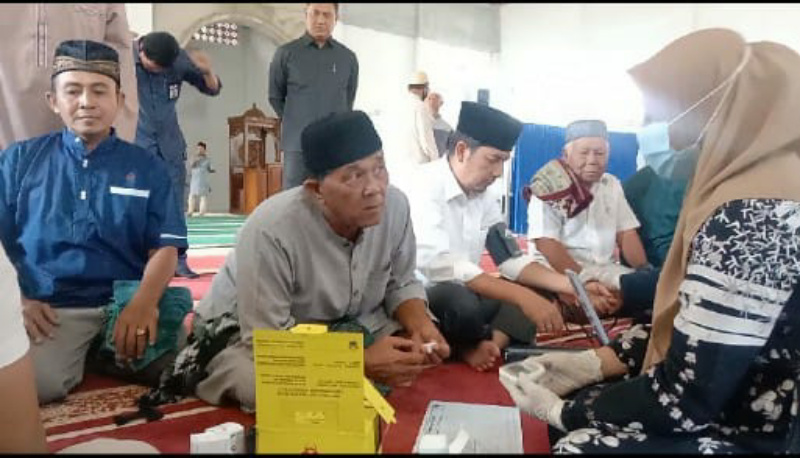 Walikota Deri Asta Periksa Kesehatan Bersama Lansia Warga di Masjid Jamik, Desa Sikalang, Jumat (28/10)