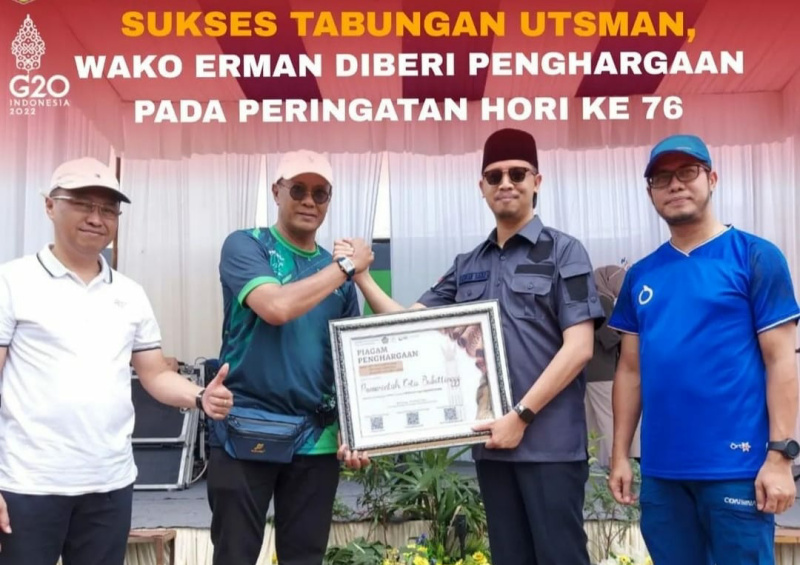 Wako Bukittinggi Erman Safar terima penghargaan dari Kementerian Keuangan.
