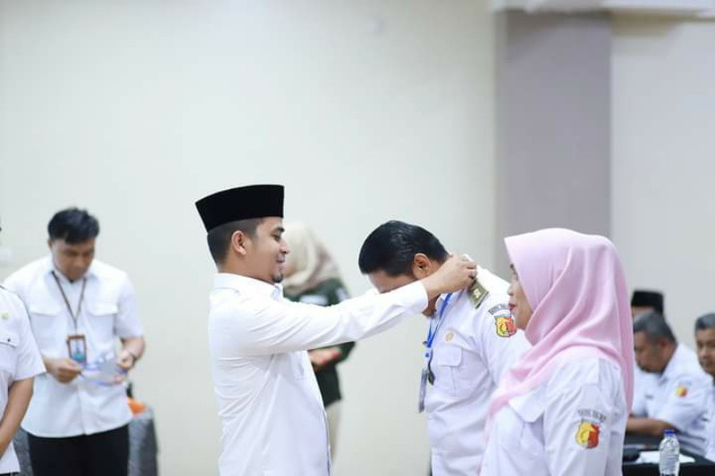 Wakil Wali Kota Solok Ramadhani memasang tanda peserta kepada Lurah Tanahgaram Yudhi Syafitra,SE.