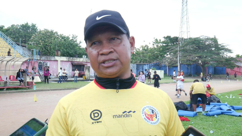 Pelatih Kepala Semen Padang FC, Delfi Adri