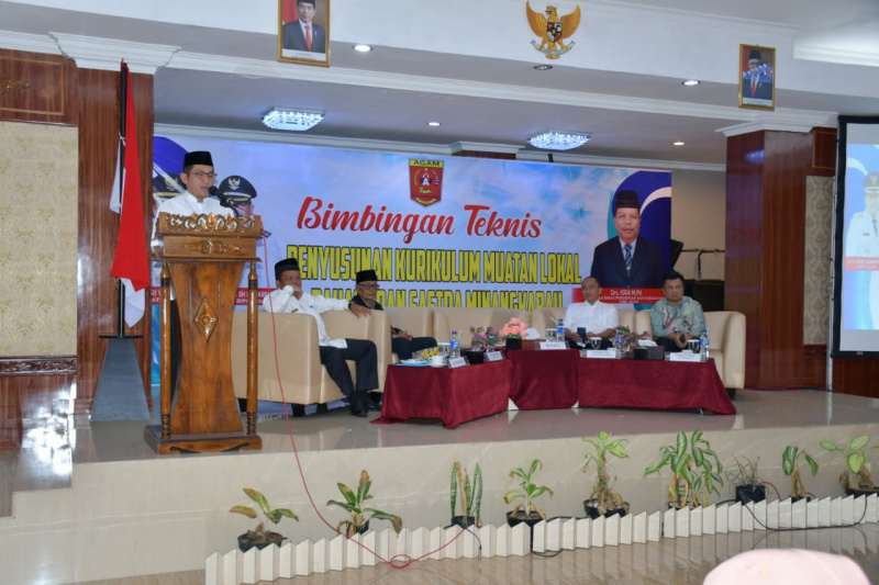 Asisten III Andrinaldi, Apt., M. Si. didampingi Kadisdikbud, Narasumber dan Tim Ahli saat Pembukaan BIMTEK Penyusunan Kurikulum Mulok BSM di Lubuk Basung