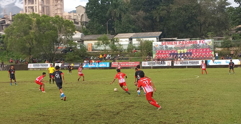 Aksi pemain PSP Padang U-17 saat melawan Semen Padamg FC U-17 pada babak grup Piala Suratin, di Lapangan Galatama Indarung, Sabtu (5/11/2022).