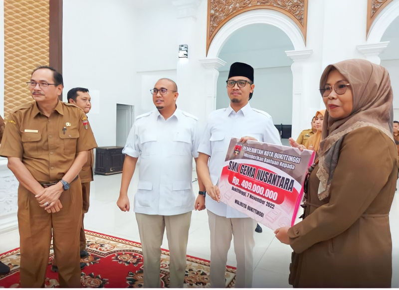 Wako Bukittinggi Erman Safar saat berikan bantua kepada guru honor