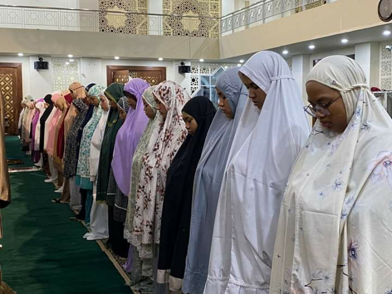 Suasana pelaksanaan Salat Gerhana Bulan di Masjid Islamic Centre.