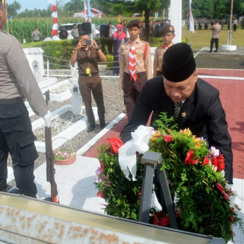 Wakil Bupati Agam, Irwan Fikri saat meletakan karangan bunga di Taman Makam Pahlawan Siti Manggopoh