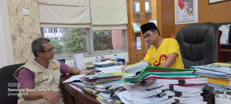 Kepala Dinas Pendidikan Provinsi Sumatera Barat Barlius, saat menerima Ketua Panitia Seminar Yusrizal Karana