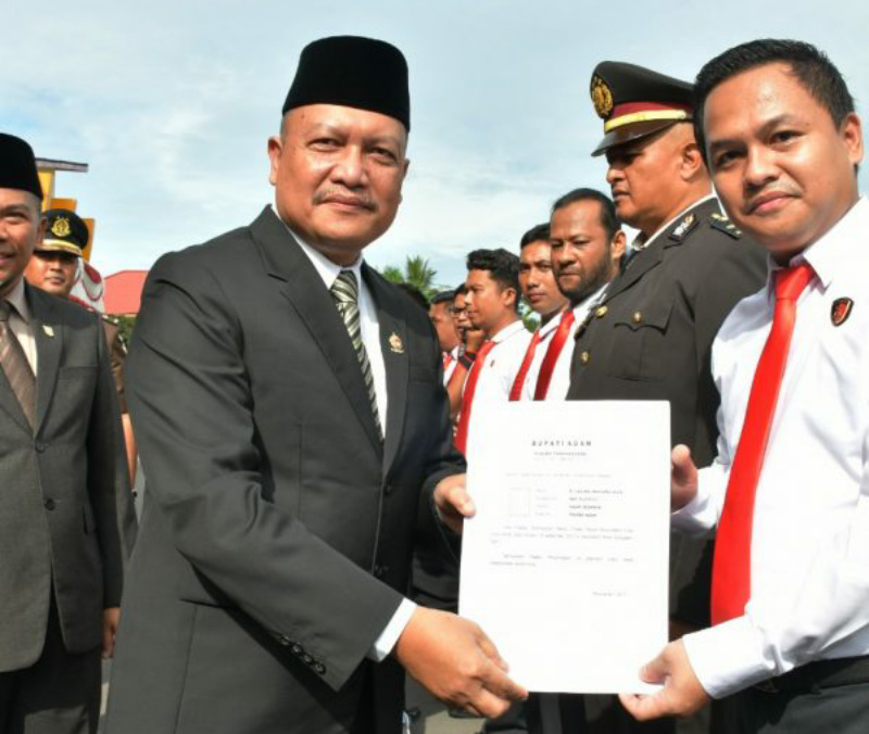 Wakil Bupati Agam, Irwan Fikri saat menyerahkan penghargaan pada personil Polres Agam