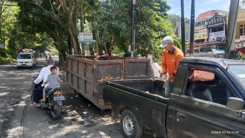 Tenaga Kebersihan Kota Sawahlunto Tengah Mengangkut Sampah di Simpang Muaro Kalaban