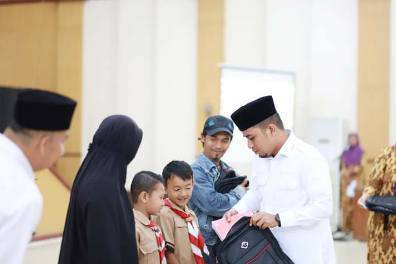 Wakil Wali Kota Ramadhani menyerahkan paket sekolah.