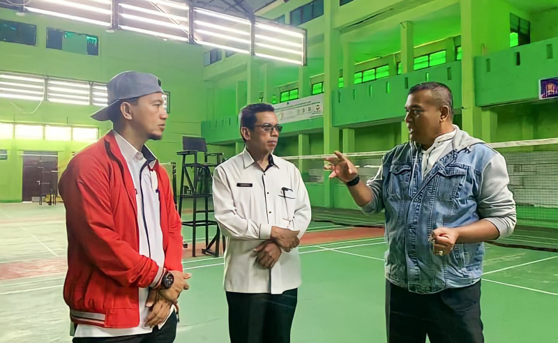 Staf Ahli Zulkifli, SH saat meninjau GOR Bancah Laweh.