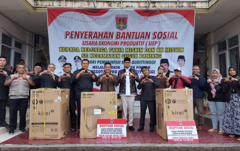 Wako Erman Safar dan anggota DPRD Bukittinggi serahkan Bansos kepada warga.