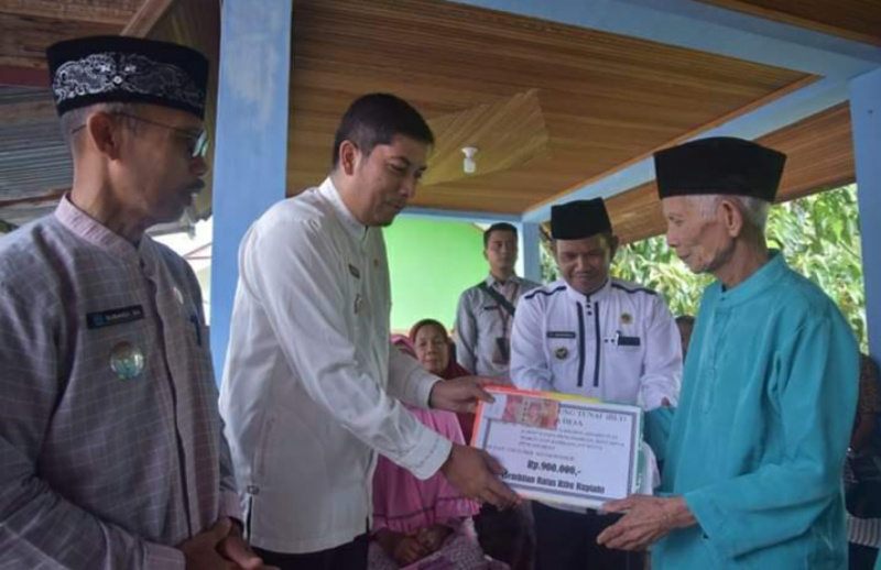 Walikota Deri Asta Serahkan BLT dari Dana Desa Pemdes Balai Batu Sandaran, Jumat (18/11)