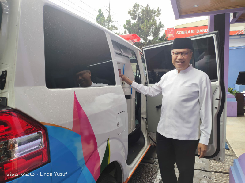 Wawako Bukittinggi Marfendi saat serah terimakan Ambulance dari PLN Peduli kepada Yayasan Bhakti Anugrah Nusantara