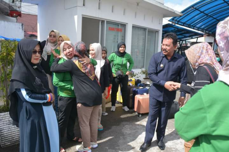 Wawako Asrul saat melepas Tim Perwosi Padang Panjang menuju kancah Nasional, Minggu (27/11/2022) siang, di halaman rumah dinasnya.