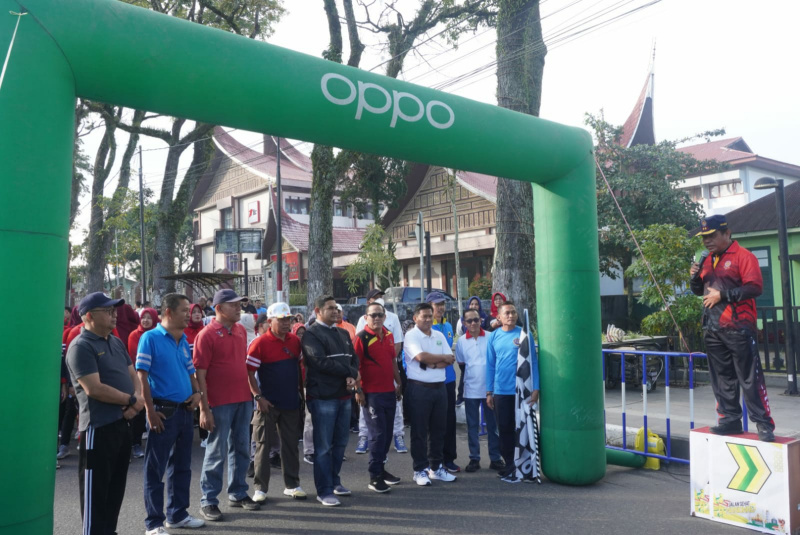 Sekda Bukittinggi Martias Wanto lepas gerak  jalan Peringati HUT Korpri ke 51