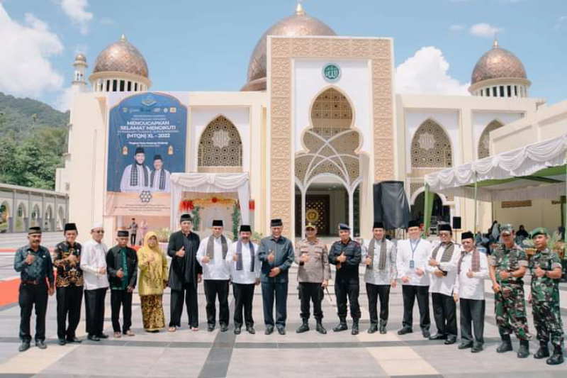 Gubernur Sumbar diabadikan usai pembukaan MTQ Padang Panjang.