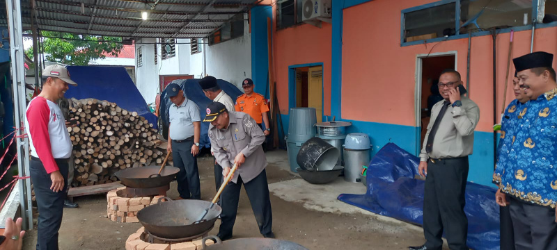 Suasana saat Bupati Agam, Andri Warman ikut serta memasak rendang untuk korban gempa Cianjur