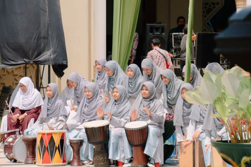 Pertama kali tim musik Diniyyah Putri Padang Panjang tampil diluar kampus mereka.