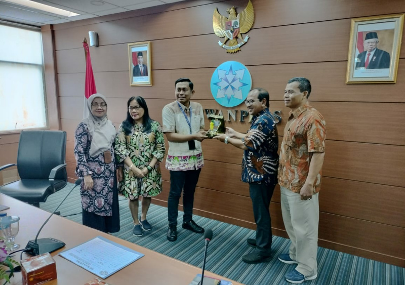 Kadis Kominfo Sijunjung menyerahkan cendramata yang diterima Sekretaris Dewan Pers, didampingi Tenaga Ahli Dewan Pers dan Kabid PIKP Diskominfo