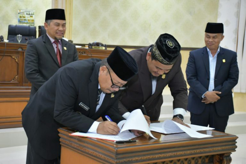 Bupati Agam, Andri Warman saat menandatangani berita acara persetujuan Perda pengelolaan keuangan daerah