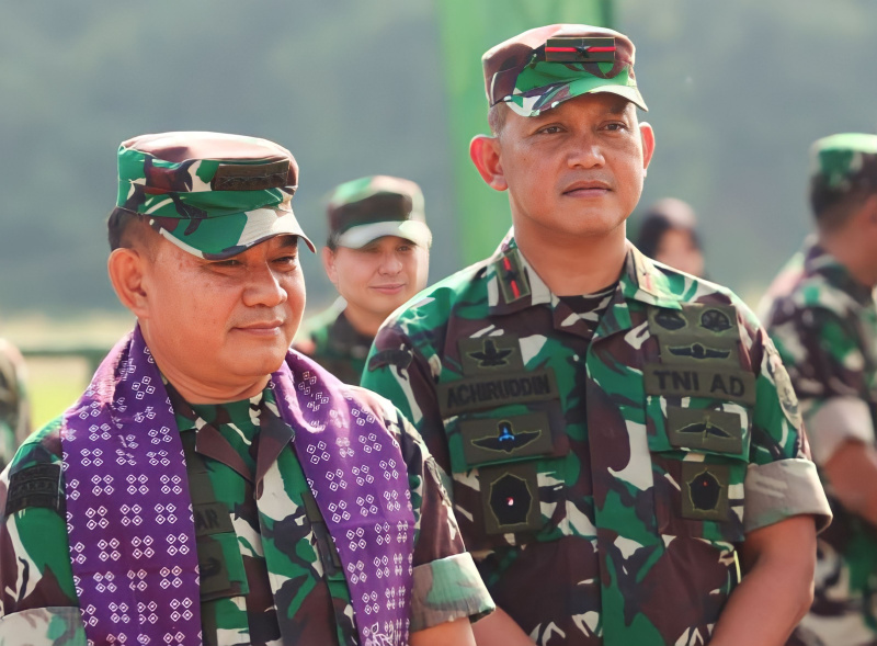 Kasad Jenderal TNI Dr Dudung Abdurachman (Kiri) dan Danrem 052/WKR Brigjen TNI Achiruddin (Kanan)