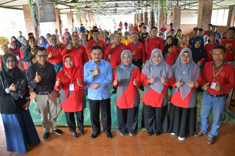 Bupati diwakili Asisten II Setda Agam, Jetson foto bersama saat peringatan HDI ke 30