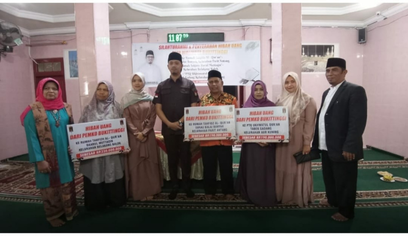 Wako Erman Safar saat serahkan hibah untuk tiga Pondok Tahfiz di Kecamatan ABTB