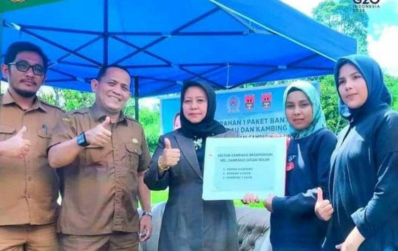 Foto Kepala Dinas Pertanian dan Pangan. Bukittinggi  Ir. Melwizardi, MSi dan Hj.Nony anggota DPRD Bukittinggi saat serahkan bantuan ternak kepada kelompok tani Seroja .