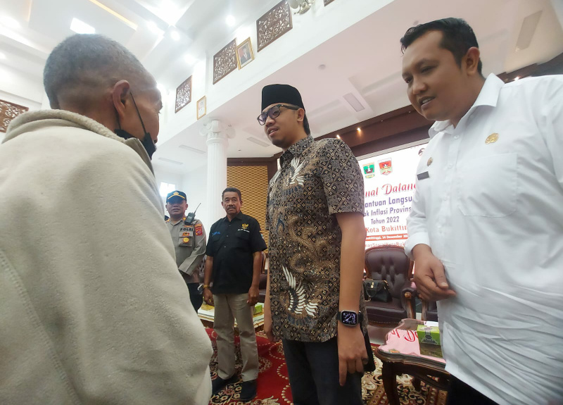 Foto Wako Bukittinggi Erman Safar salurkan BLT.