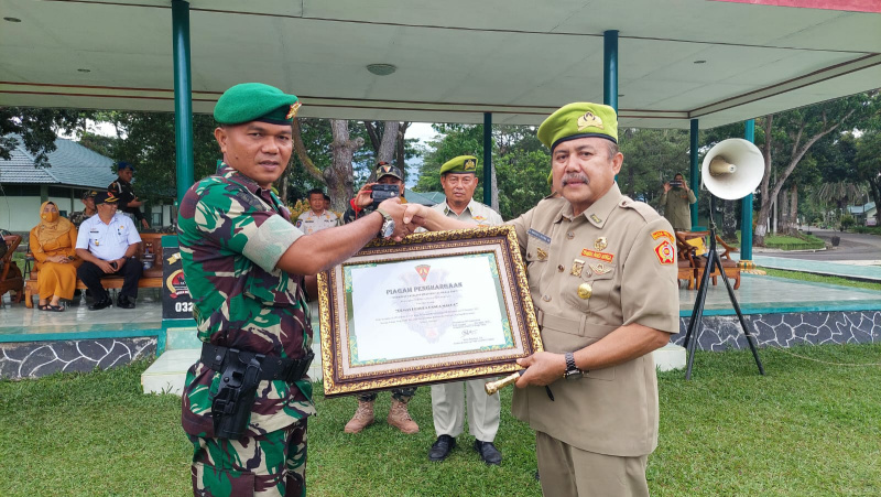 Komandan Batalyon Infanteri 131/Braja Sakti, Letnan Kolonel Inf. Reno Handoko menyerahkan piagam penghargaan kepada PPM yang telah sukses mengikuti Latsarmil diterima langsung oleh Ketua PD PPM Sumbar, Wahyu Iramana Putra.