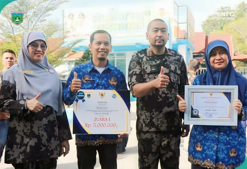 Kepala Dispangtan Padang Panjang diabadikan usai terima penghargaan.