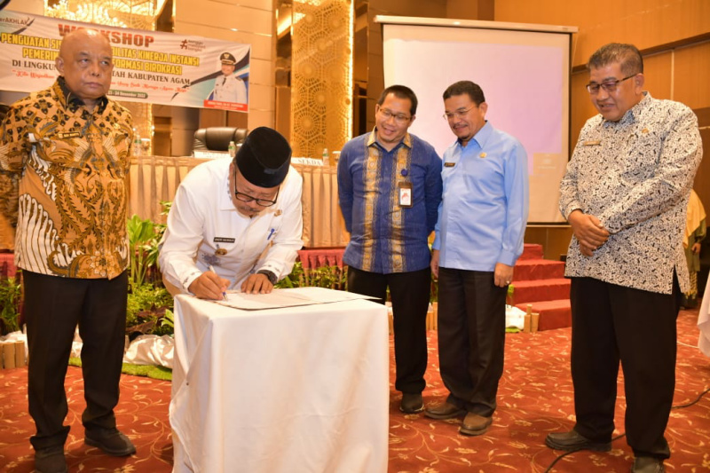 Bupati Agam, Andri Warman didampingi Sekda Edi Busti saat mendatangani komitmen bersama dengan KemenPan RB