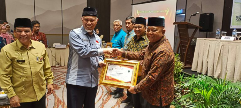 Gubernur Sumbar, Mahyeldi saat menyerahkan penghargaan pada Sekdakab Agam, Edi Busti
