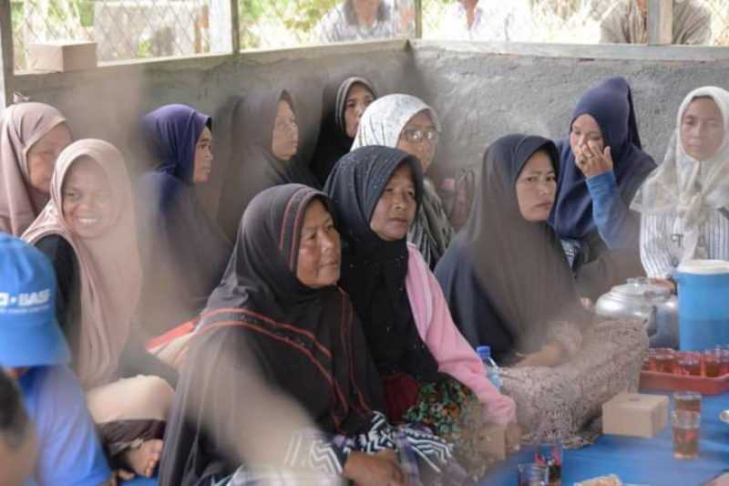 Kelompok Tani saat penyerahan bantuan.