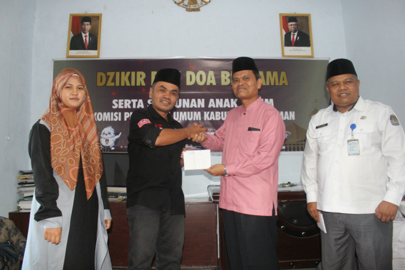 Ketua KPU Pasaman, Rodi Andermi saat serahkan santunan kepada anak yatim