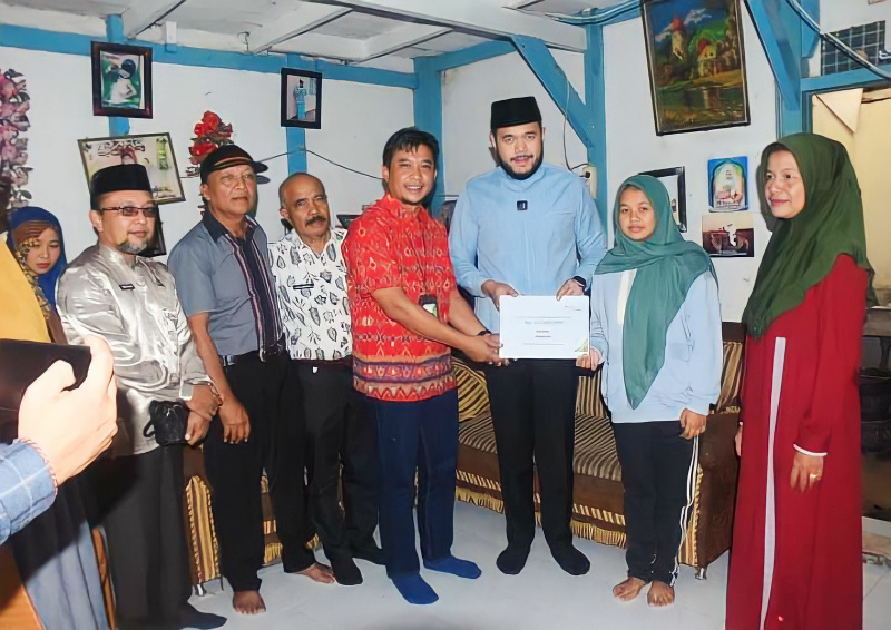 Wako Fadly saat penyerahan bantuan BPJS ketenagakerjaan pada ahli waris.