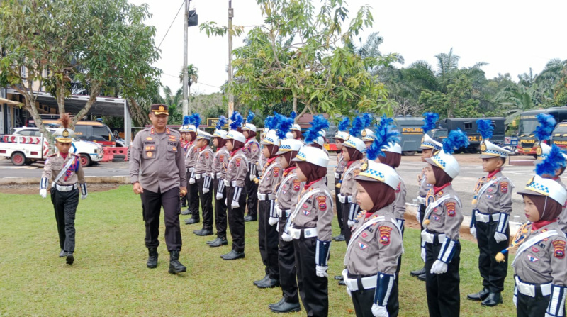 Kapolres Dharmasraya AKBP Nurhadiansyah, S.I.K., saat memeriksa barisan peserta upacara..